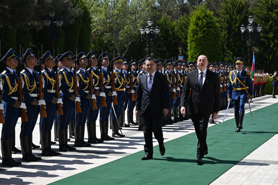 В Баку состоялась церемония официальной встречи Президента Кыргызстана (ФОТО)