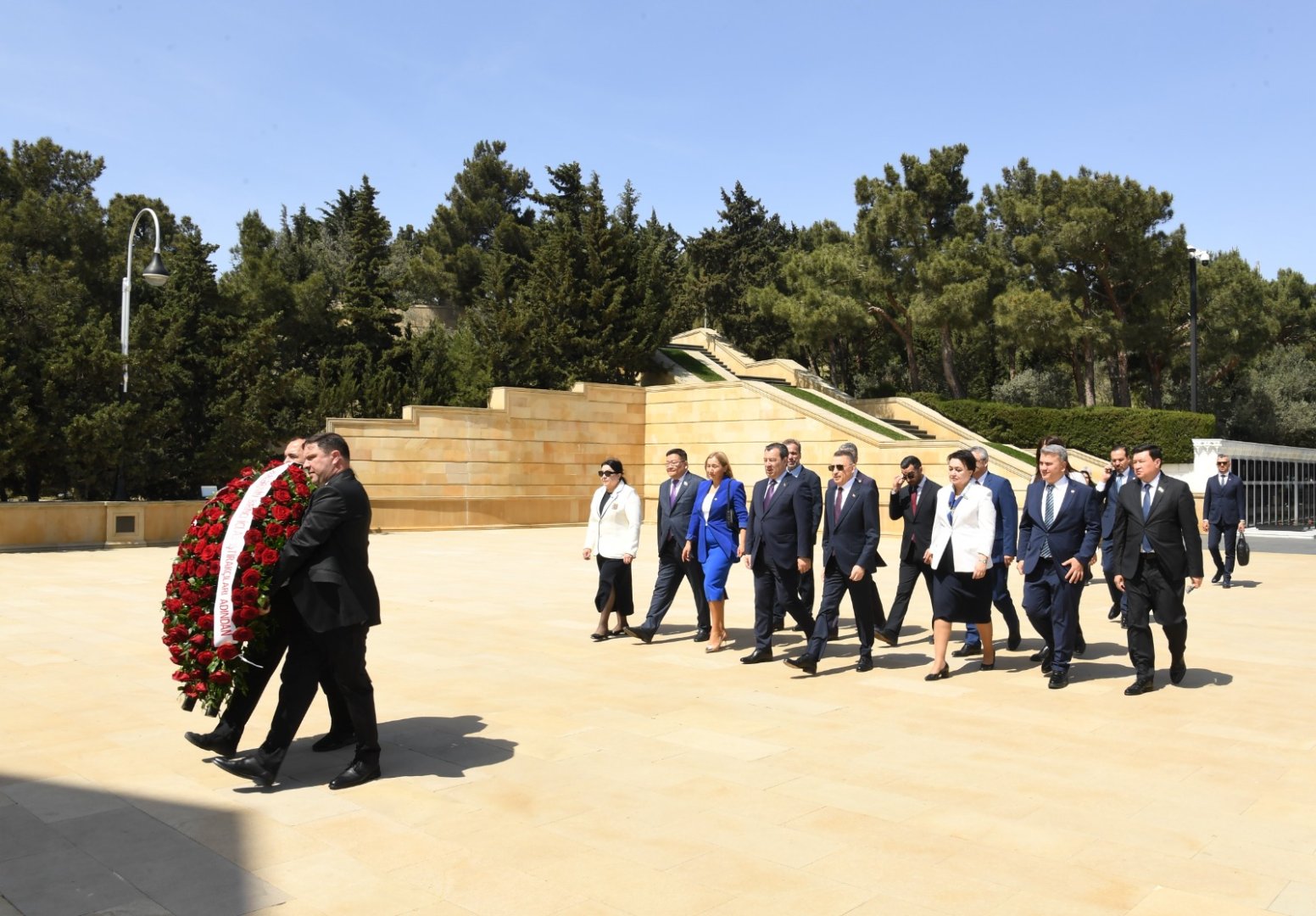 Turkic States' parliamentary committees visit Alleys of Honor, Martyrs (PHOTO)