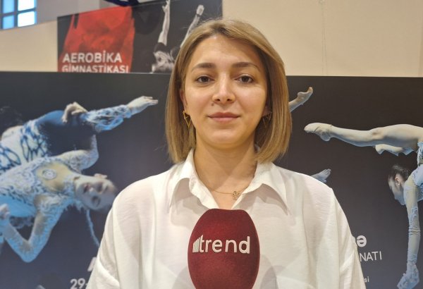 Члены сборной Азербайджана по акробатической гимнастике – спортсмены, демонстрирующие высокие достижения – тренер