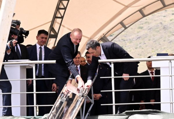Президент Ильхам Алиев и Президент Садыр Жапаров приняли участие в церемонии закладки фундамента средней школы села Хыдырлы Агдамского района (ФОТО)