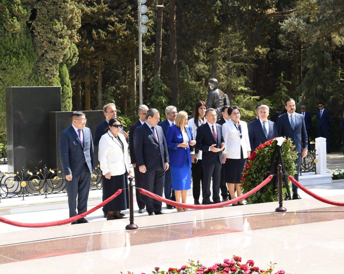 Turkic States' parliamentary committees visit Alleys of Honor, Martyrs (PHOTO)