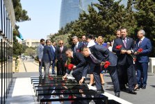 Делегации парламентов тюркских государств посетили Аллею почетного захоронения и Аллею шехидов (ФОТО)