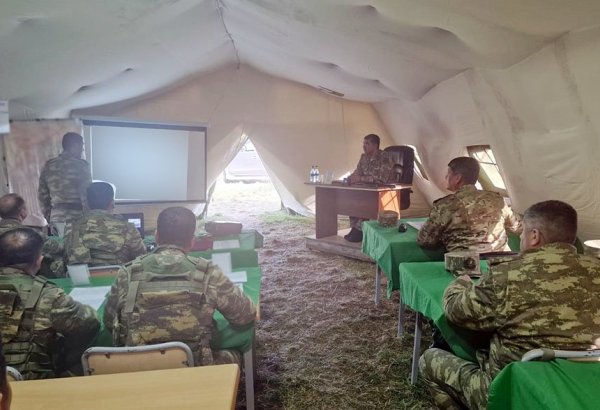 Azerbaijani army's command post exercises round off (PHOTO)