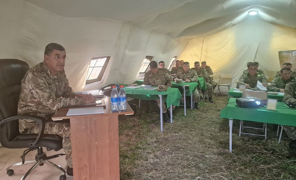 Azerbaijani army's command post exercises round off (PHOTO)