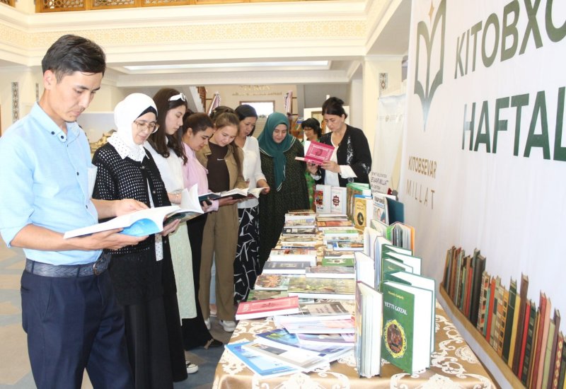 В Ташкенте в рамках "Недели книг" представлены азербайджанские издания (ФОТО)