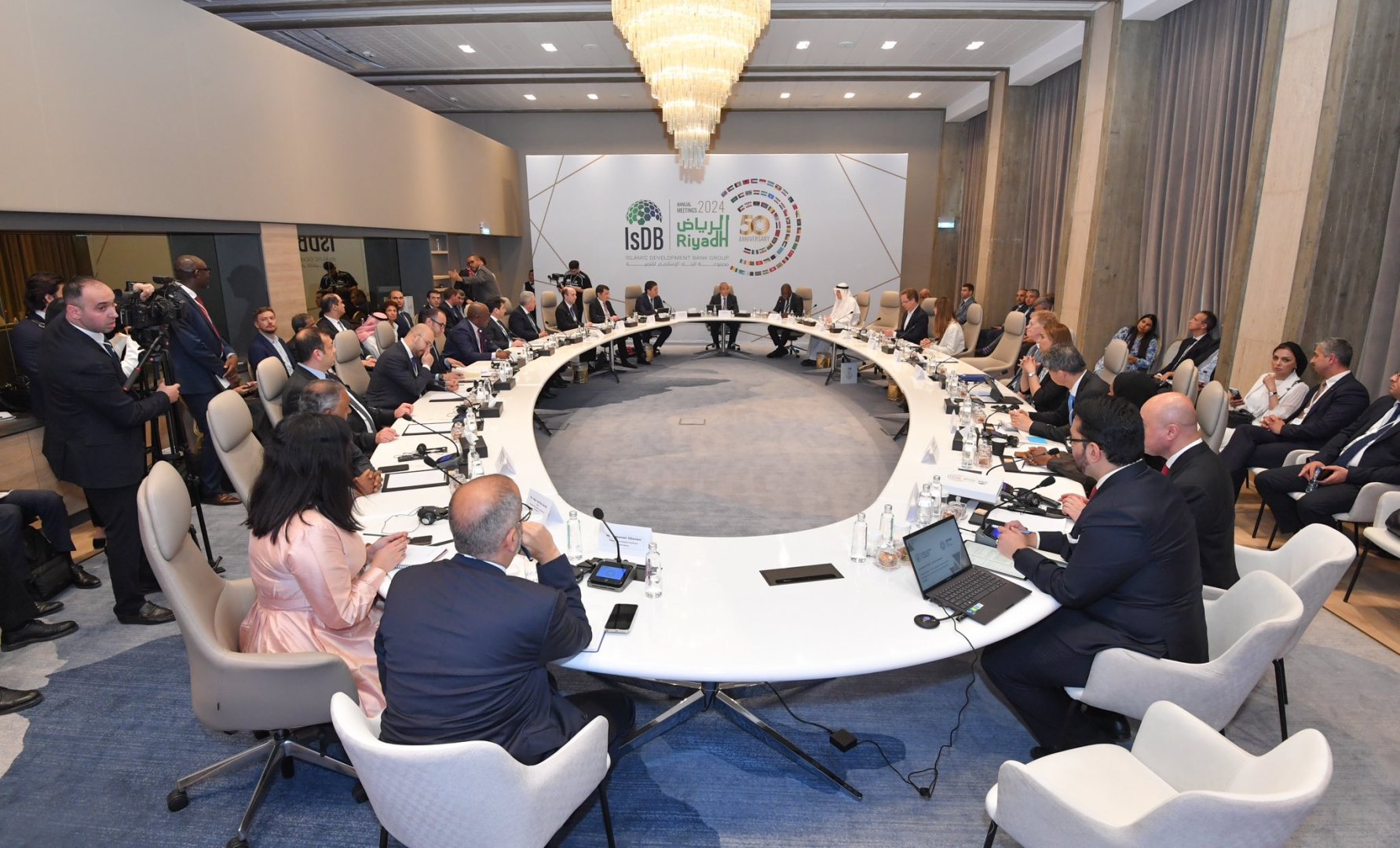 Azebaijani economy minister takes part in roundtable on COP29 as part of IDB annual meeting (PHOTO)