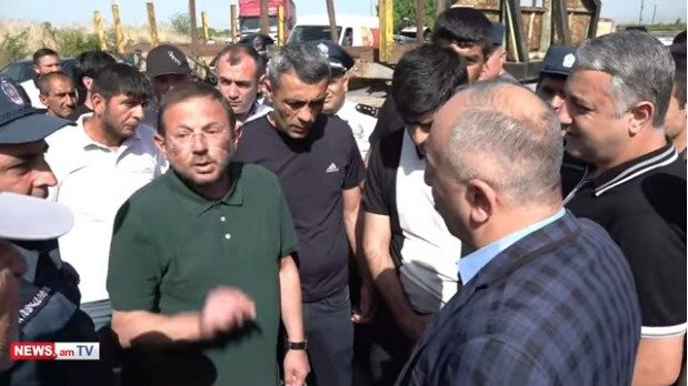 Ermənistanda etirazçılar İrəvan - Armavir yolunu bağladı