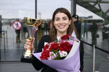Avropa çempionatında qızıl medal qazanan ilk azərbaycanlı xanım şahmatçı Vətənə dönüb (FOTO)