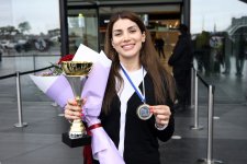 Avropa çempionatında qızıl medal qazanan ilk azərbaycanlı xanım şahmatçı Vətənə dönüb (FOTO)