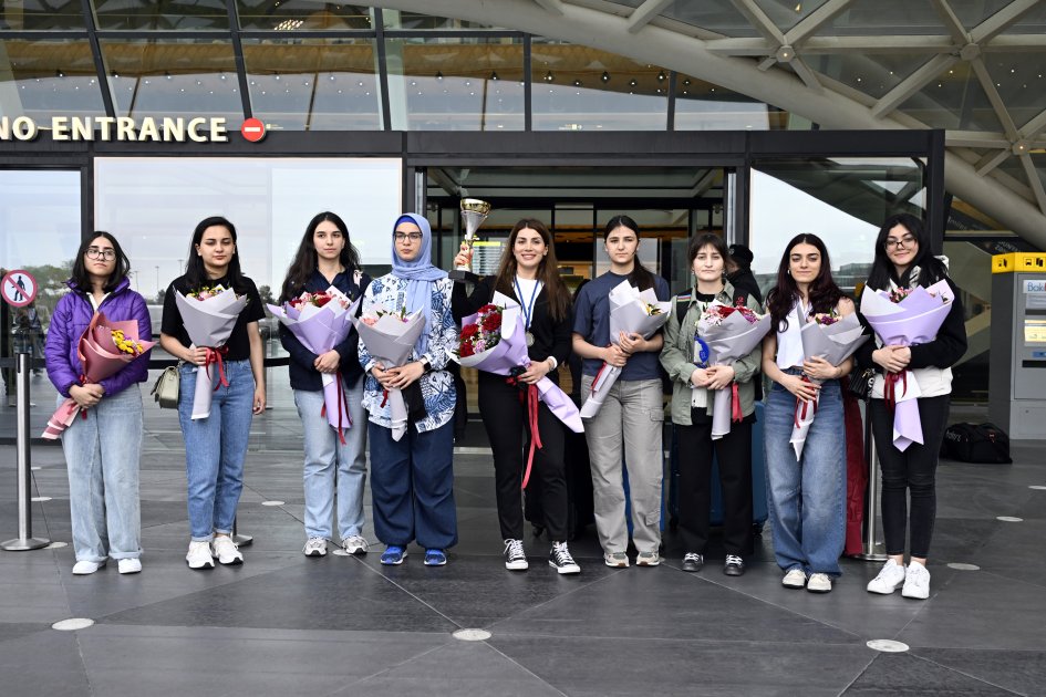 Avropa çempionatında qızıl medal qazanan ilk azərbaycanlı xanım şahmatçı Vətənə dönüb (FOTO)