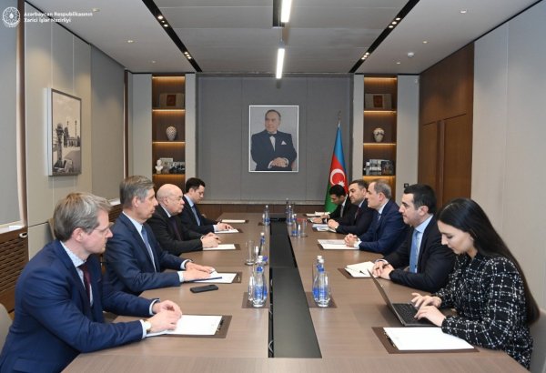 Azerbaijani FM holds debates with Special Envoy of Russian President