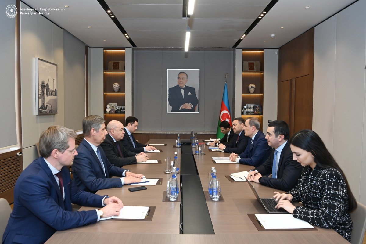 Azerbaijani FM holds debates with Special Envoy of Russian President