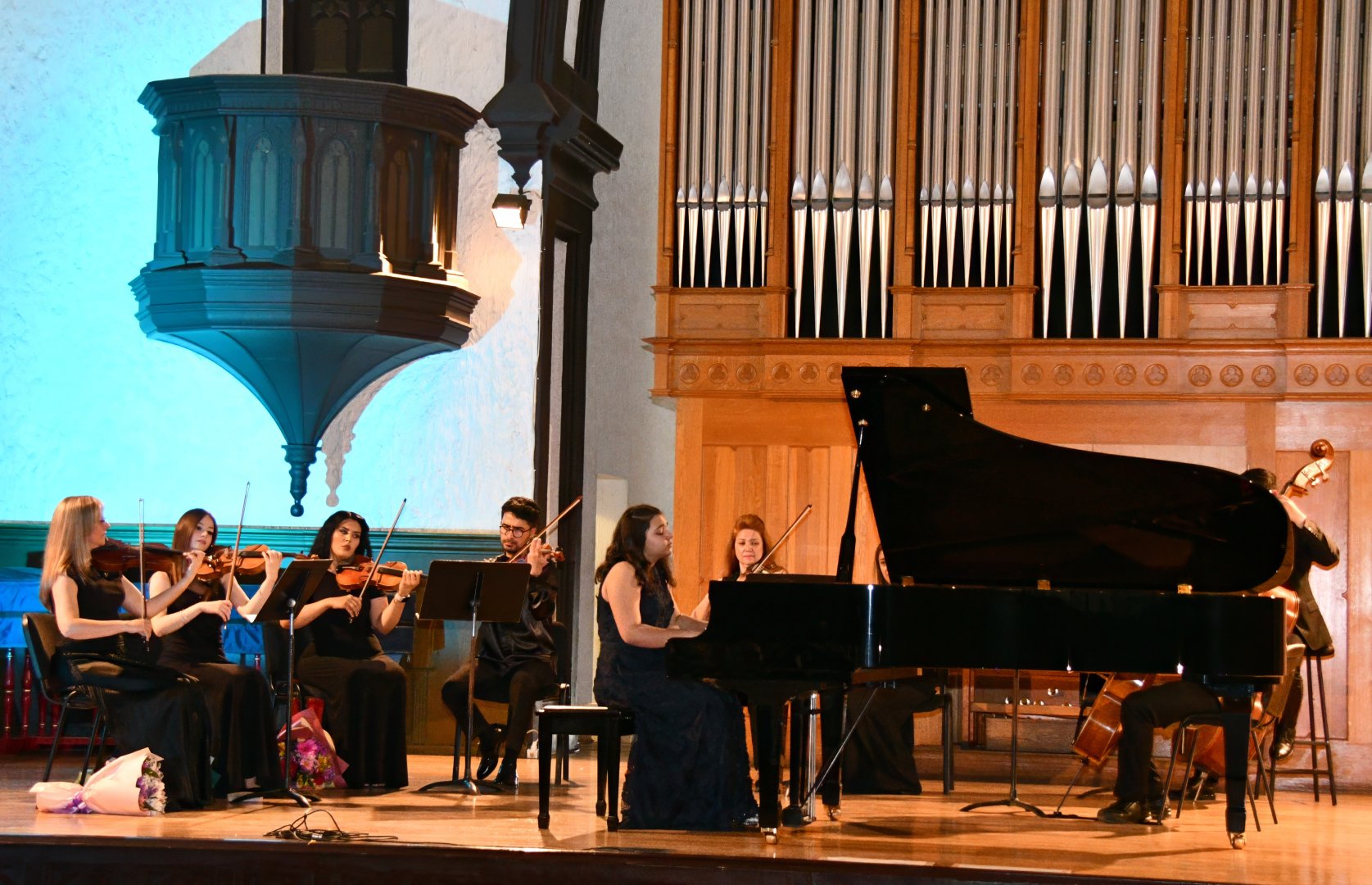 Артистизм пианистки: концерт "Gənclərə dəstək" в Баку (ФОТО)