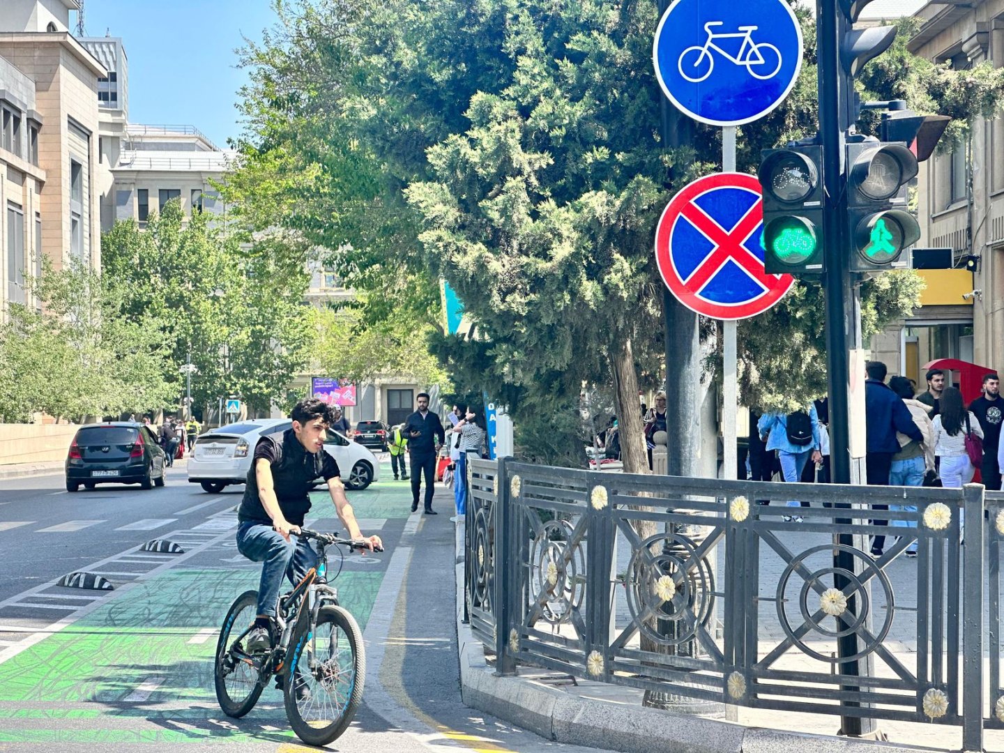 В Баку на ряде светофоров завершена установка велосипедных секций