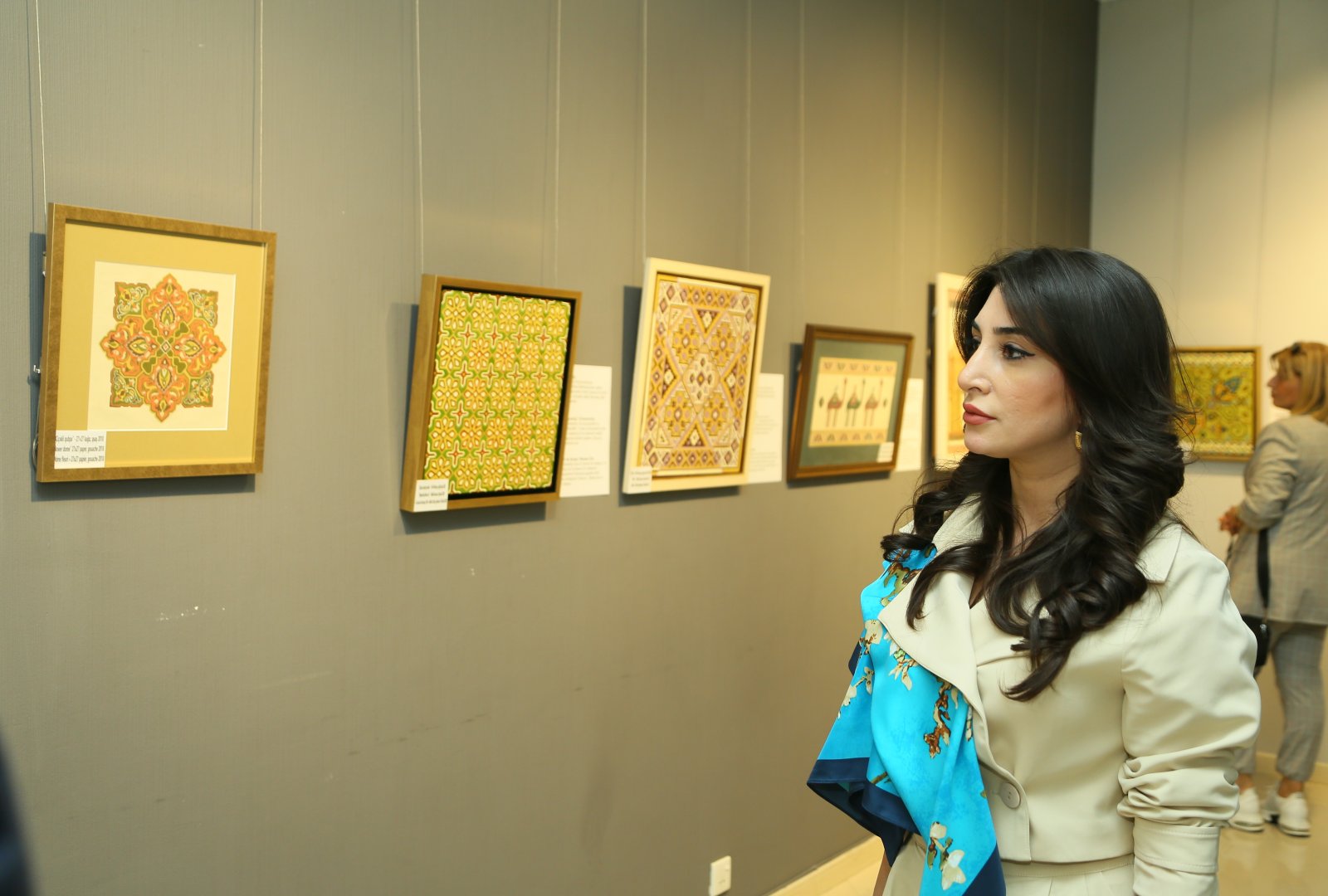 В Баку открылась выставка работ Фидан Амировой "По следам узоров..." – яркие краски души художницы  (ФОТО)