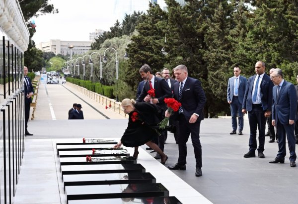 Премьер-министр Словакии посетил Шехидляр хиябаны (ФОТО)