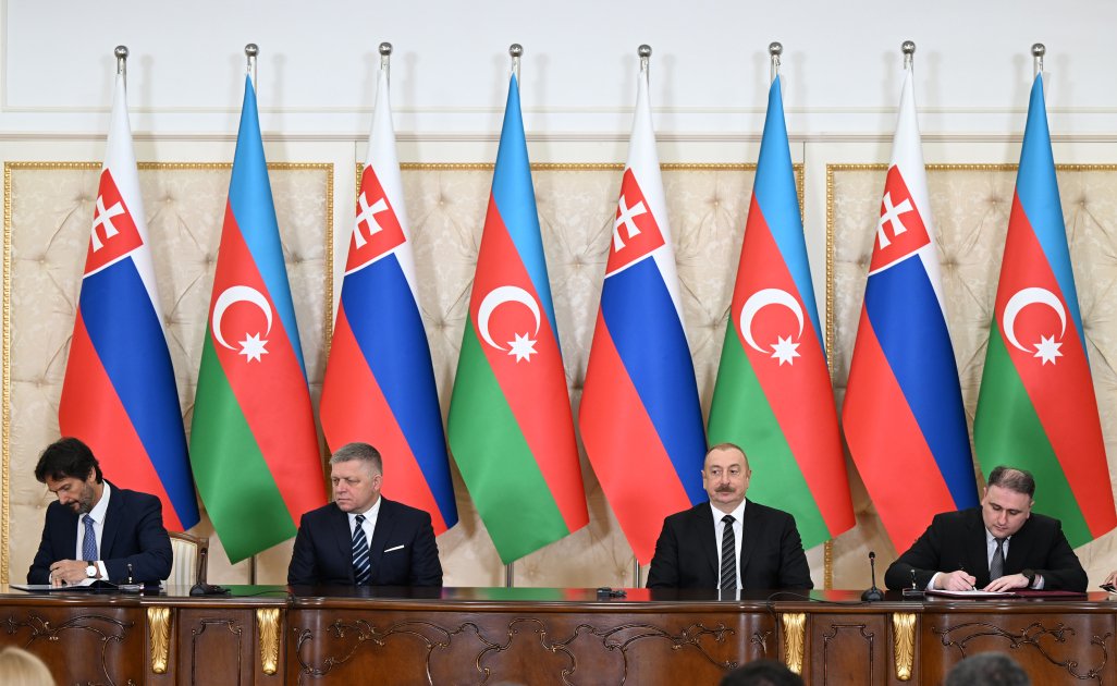 Azerbaijan, Slovakia sign documents (PHOTO)