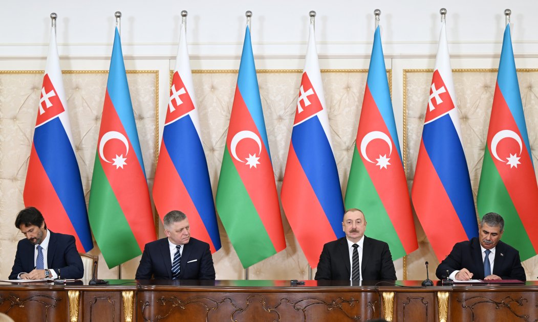 Azerbaijan, Slovakia sign documents (PHOTO)