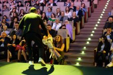 Потрясающий первый концерт Эльчина Азизова в Баку - море позитива, цветов и душевной атмосферы (ФОТО)