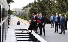 Премьер-министр Словакии посетил Шехидляр хиябаны (ФОТО)