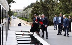 Slovak PM visits Alley of Martyrs in Baku (PHOTO)