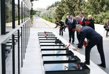 Slovak PM visits Alley of Martyrs in Baku (PHOTO)
