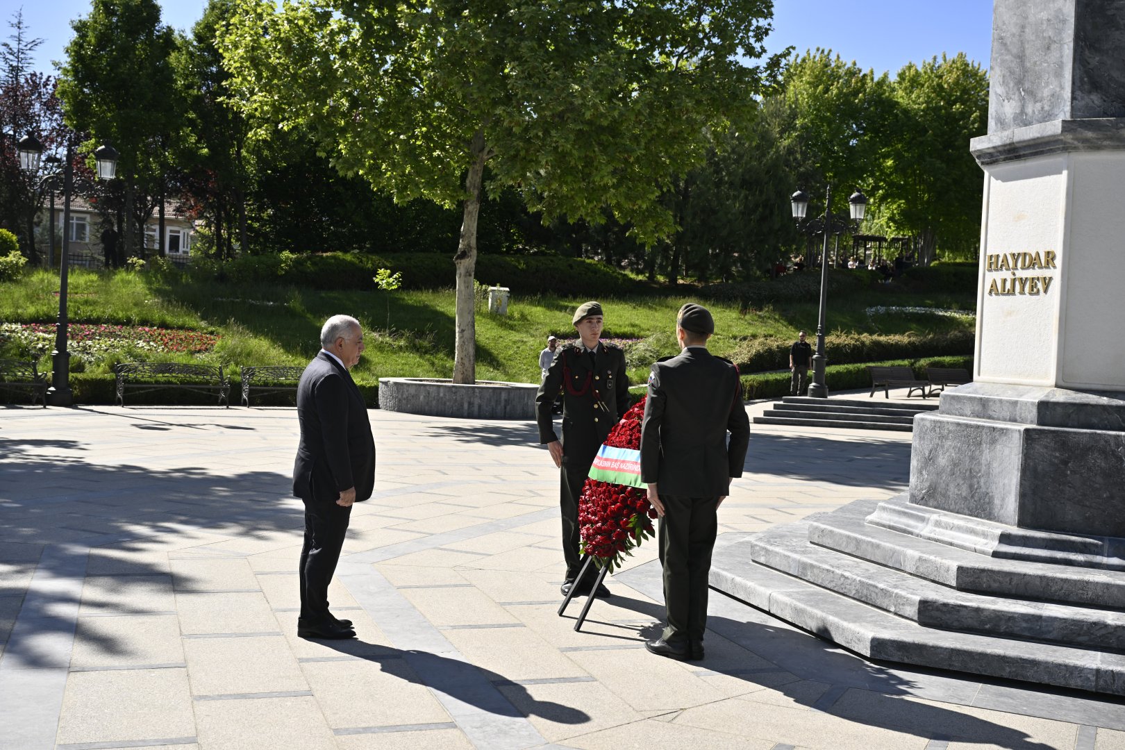Али Асадов посетил памятник общенациональному лидеру Гейдару Алиеву в Анкаре (ФОТО)