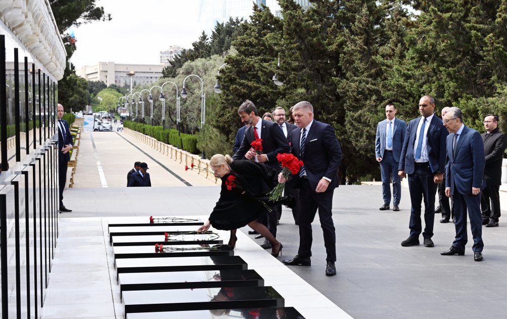 Премьер-министр Словакии посетил Аллею шехидов (ФОТО)