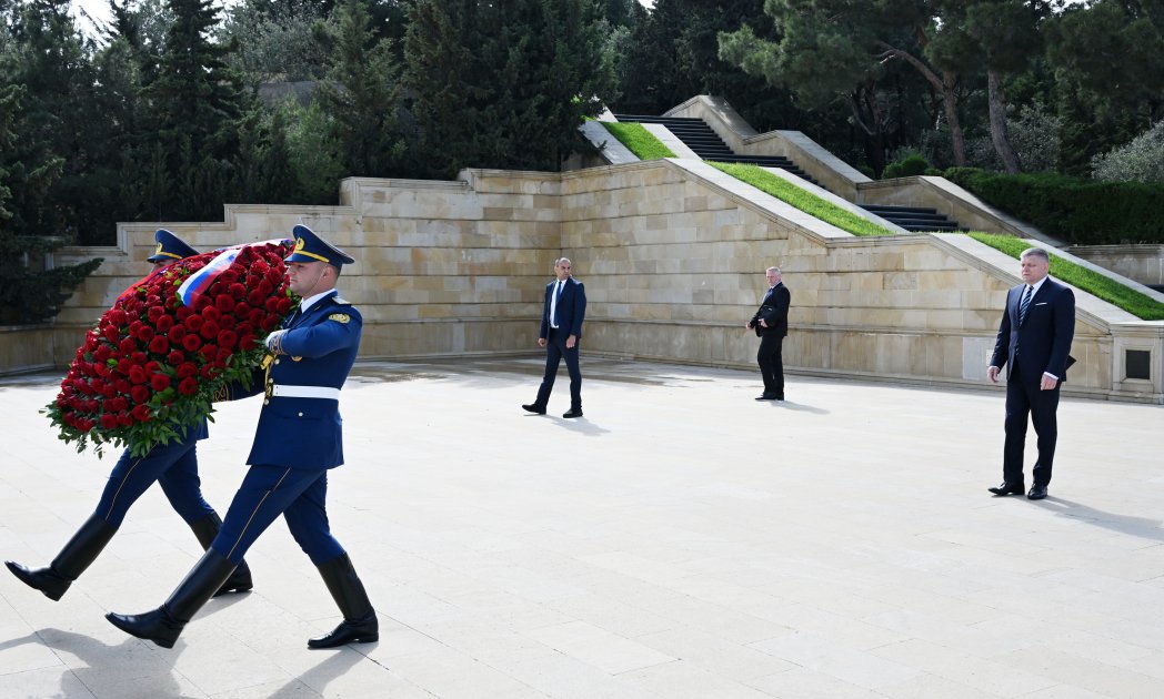 Slovakiyanın baş naziri Şəhidlər xiyabanını ziyarət edib (FOTO)