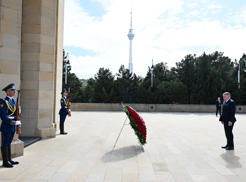 Slovakiyanın baş naziri Şəhidlər xiyabanını ziyarət edib (FOTO)