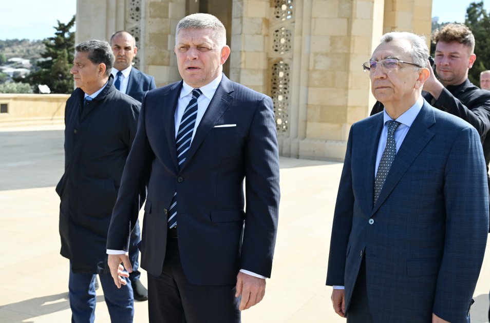 Slovak PM visits Alley of Martyrs in Baku (PHOTO)