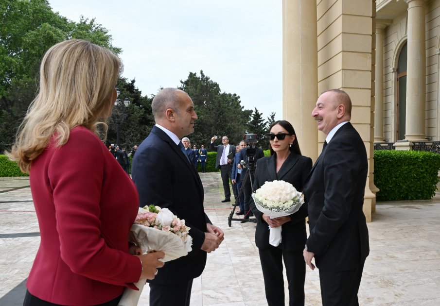 В Баку состоялась церемония официальной встречи Президента Болгарии Румена Радева (ФОТО/ВИДЕО)