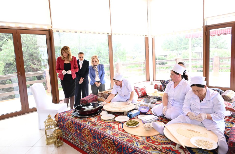 Bulgarian First Lady gets acquinted with samples of Azerbaijan's national cuisine (PHOTO)