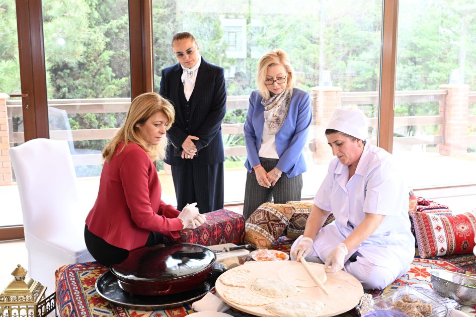 Bolqarıstanın birinci xanımı Azərbaycan milli mətbəxinin nümunələri ilə tanış olub (FOTO)