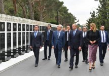 Bulgarian President pays tribute to Alley of Martyrs in Baku (PHOTO)