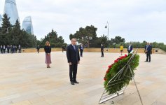 Bulgarian President pays tribute to Alley of Martyrs in Baku (PHOTO)