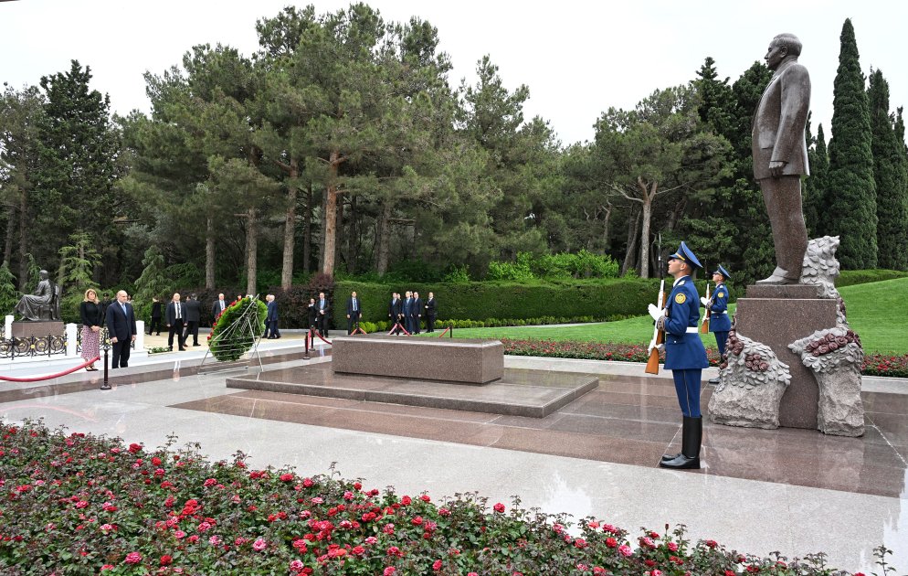 Румен Радев посетил могилу великого лидера Гейдара Алиева (ФОТО)