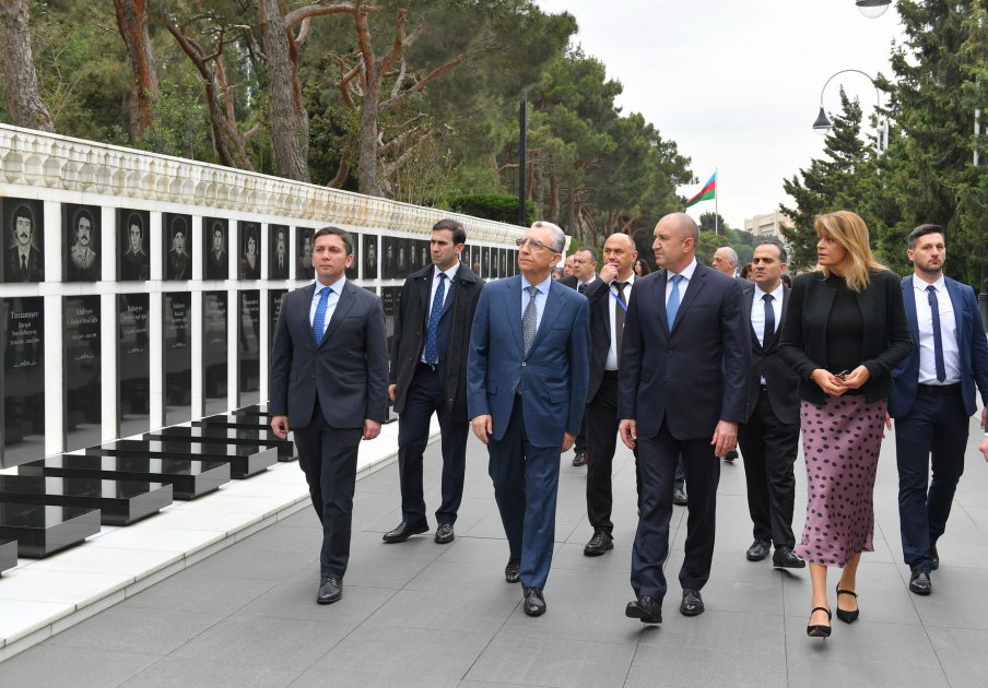 Bolqarıstan Prezidenti Rumen Radev Bakıda şəhidlərin xatirəsini anıb (FOTO)