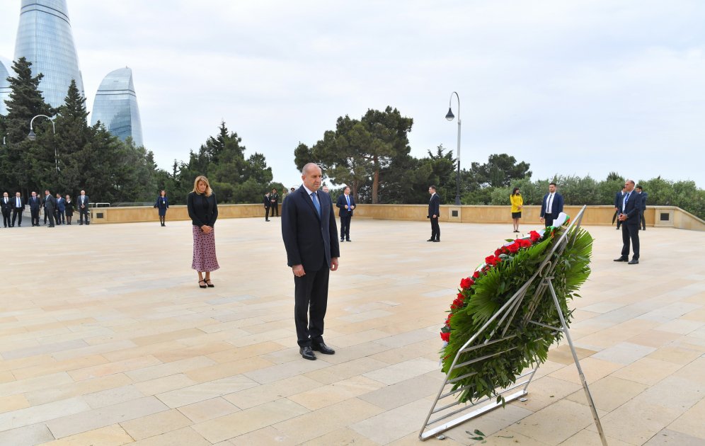 Президент Болгарии Румен Радев посетил Аллею шехидов в Баку (ФОТО)