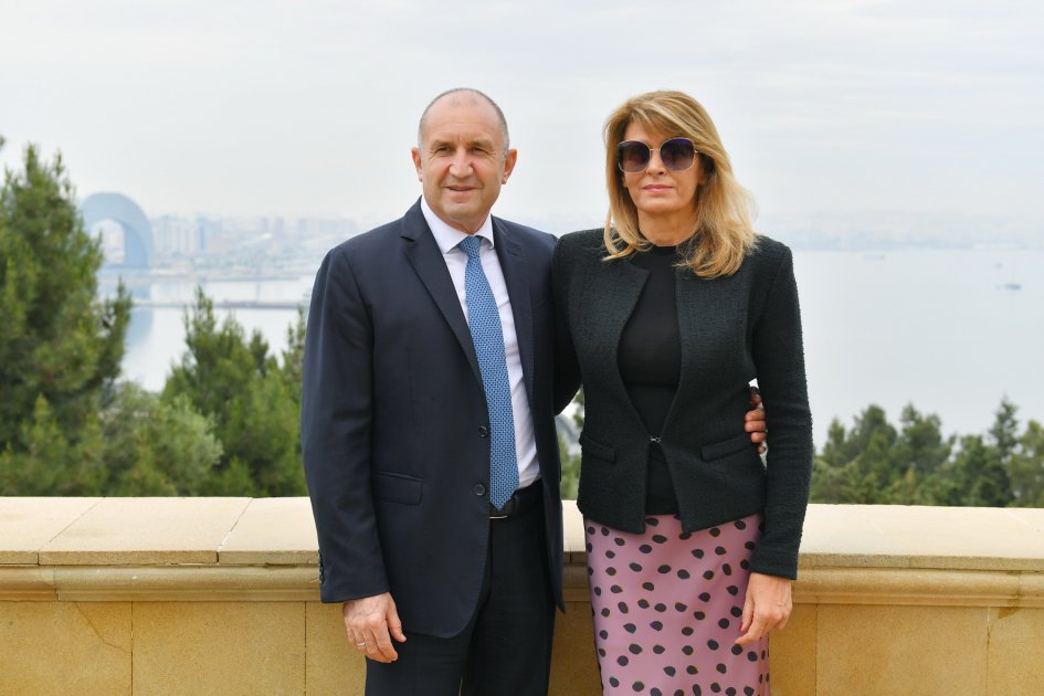 Президент Болгарии Румен Радев посетил Аллею шехидов в Баку (ФОТО)