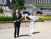President Ilham Aliyev, First Lady Mehriban Aliyeva pay tribute to Azerbaijanis who died for Victory over fascism (PHOTO/VİDEO)