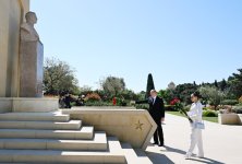 President Ilham Aliyev, First Lady Mehriban Aliyeva pay tribute to Azerbaijanis who died for Victory over fascism (PHOTO/VİDEO)