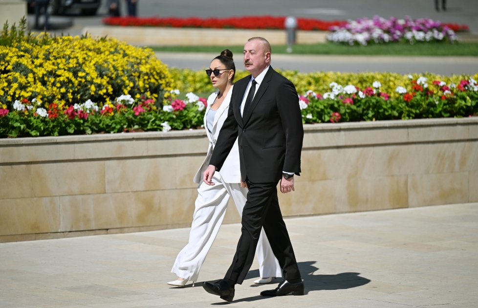 President Ilham Aliyev, First Lady Mehriban Aliyeva pay tribute to Azerbaijanis who died for Victory over fascism (PHOTO/VİDEO)