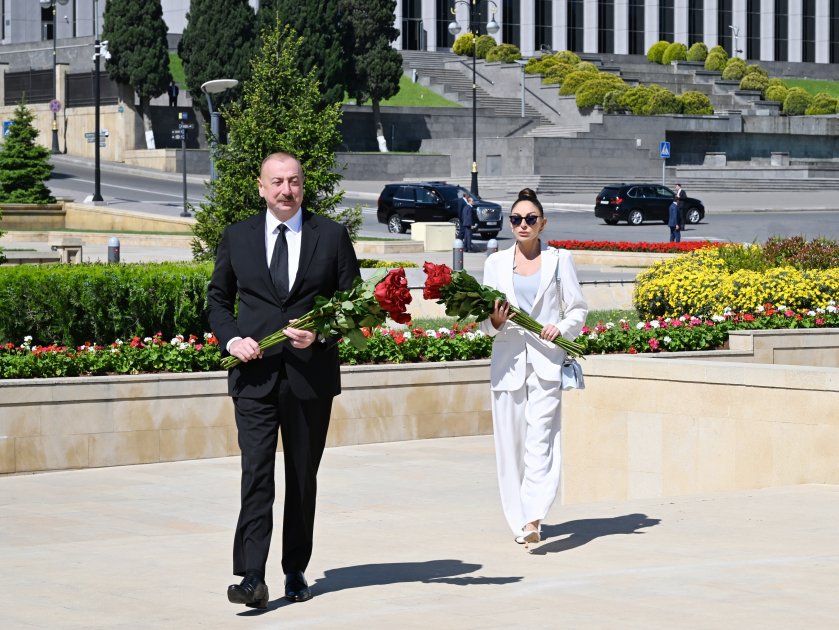 Prezident İlham Əliyev və Birinci xanım Mehriban Əliyeva faşizm üzərində Qələbə uğrunda həlak olan Azərbaycan övladlarının xatirəsini ehtiramla anıblar (FOTO/VİDEO)