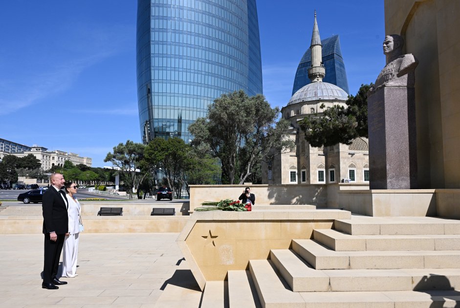 President Ilham Aliyev, First Lady Mehriban Aliyeva pay tribute to Azerbaijanis who died for Victory over fascism (PHOTO/VİDEO)