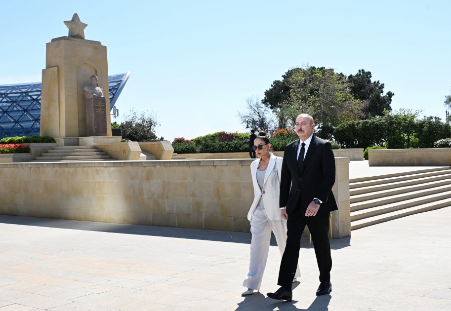 President Ilham Aliyev, First Lady Mehriban Aliyeva pay tribute to Azerbaijanis who died for Victory over fascism (PHOTO/VİDEO)