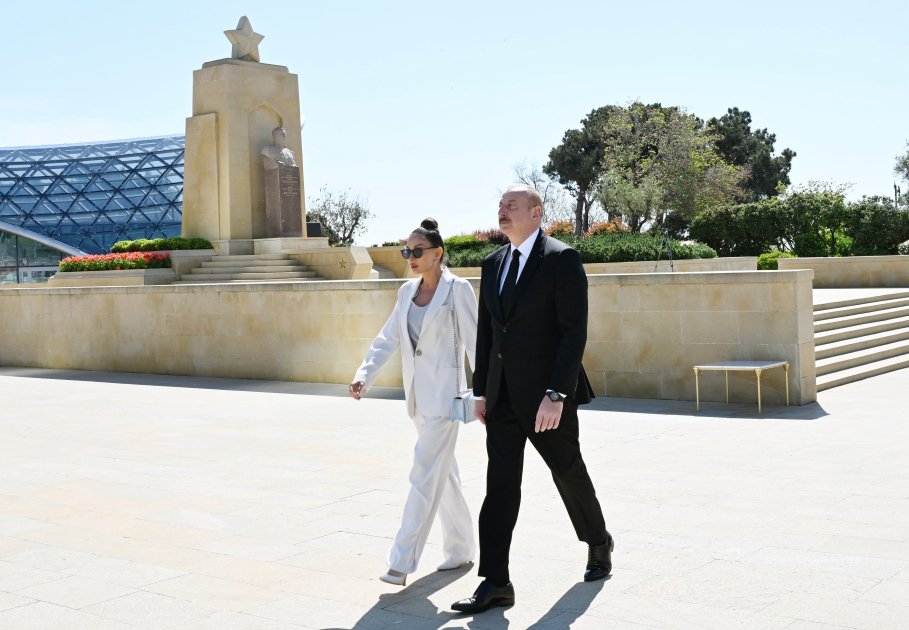 President Ilham Aliyev, First Lady Mehriban Aliyeva pay tribute to Azerbaijanis who died for Victory over fascism (PHOTO/VİDEO)