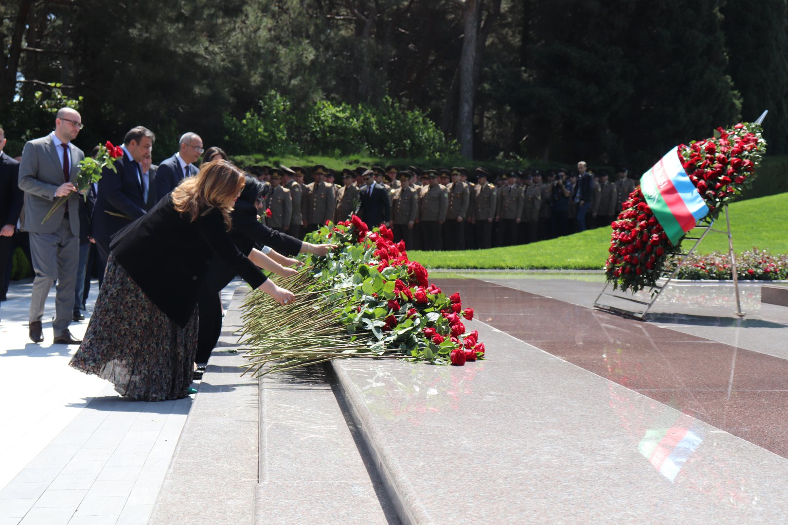 Руководство и коллектив минздрава Азербайджана почтили память общенационального лидера Гейдара Алиева (ФОТО)