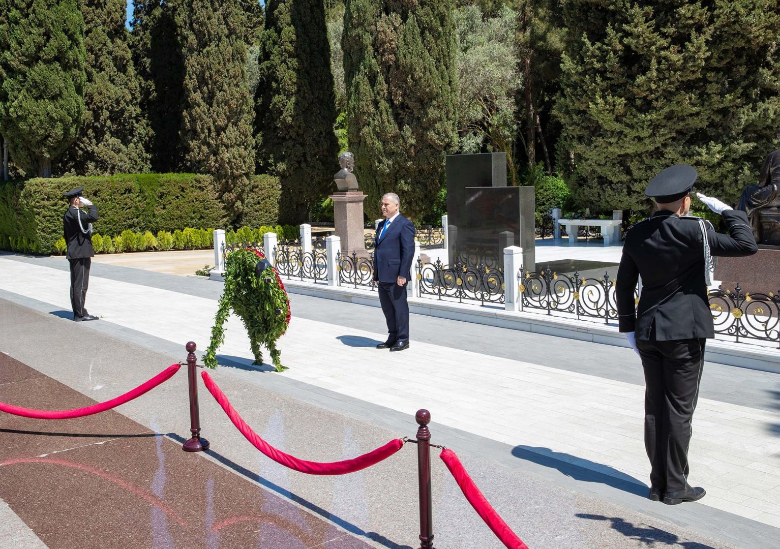 Начальник СГБ Азербайджана и сотрудники Службы посетили могилу великого лидера Гейдара Алиева (ФОТО)