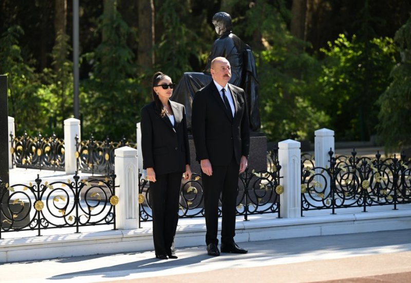 Президент Ильхам Алиев и Первая леди Мехрибан Алиева посетили могилу великого лидера Гейдара Алиева в Аллее почетного захоронения (ФОТО)